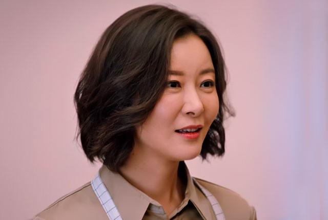 柯蓝的妈妈说，我闺女是独一无二的，谁都配不上她。12岁那年，父母离异，柯蓝随母亲