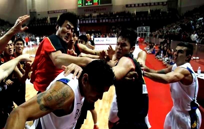 这教练也太离谱了吧！现在网上吵翻了——有人说斯普利特纯纯公报私仇，拿15年前