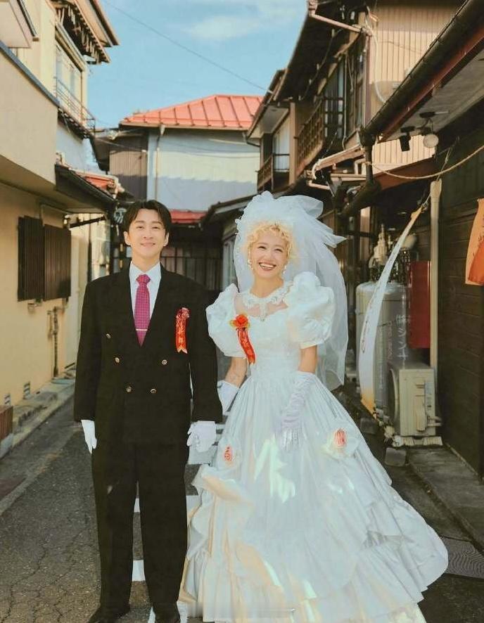 陈汉典lulu称准备婚宴宾客名单最难19日，、Lulu公开了新的婚纱造型，两人