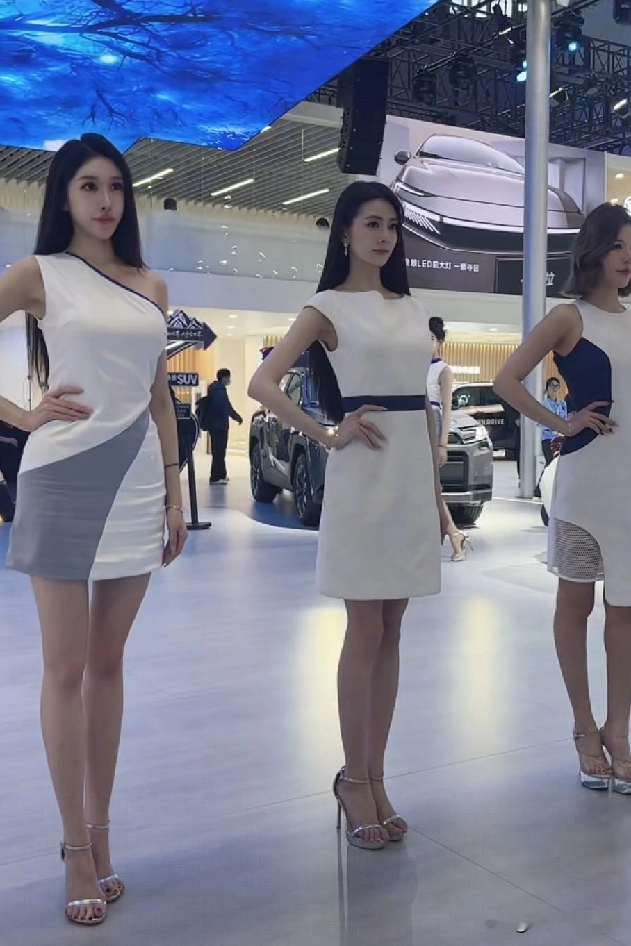 车展现场，时尚模特与豪车相伴，尽显优雅与魅力！