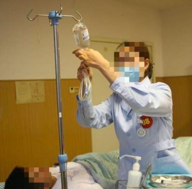 广西贺州一名长相娇俏、年轻漂亮的女护士，在当地公立医院稳稳干了11年。可谁也