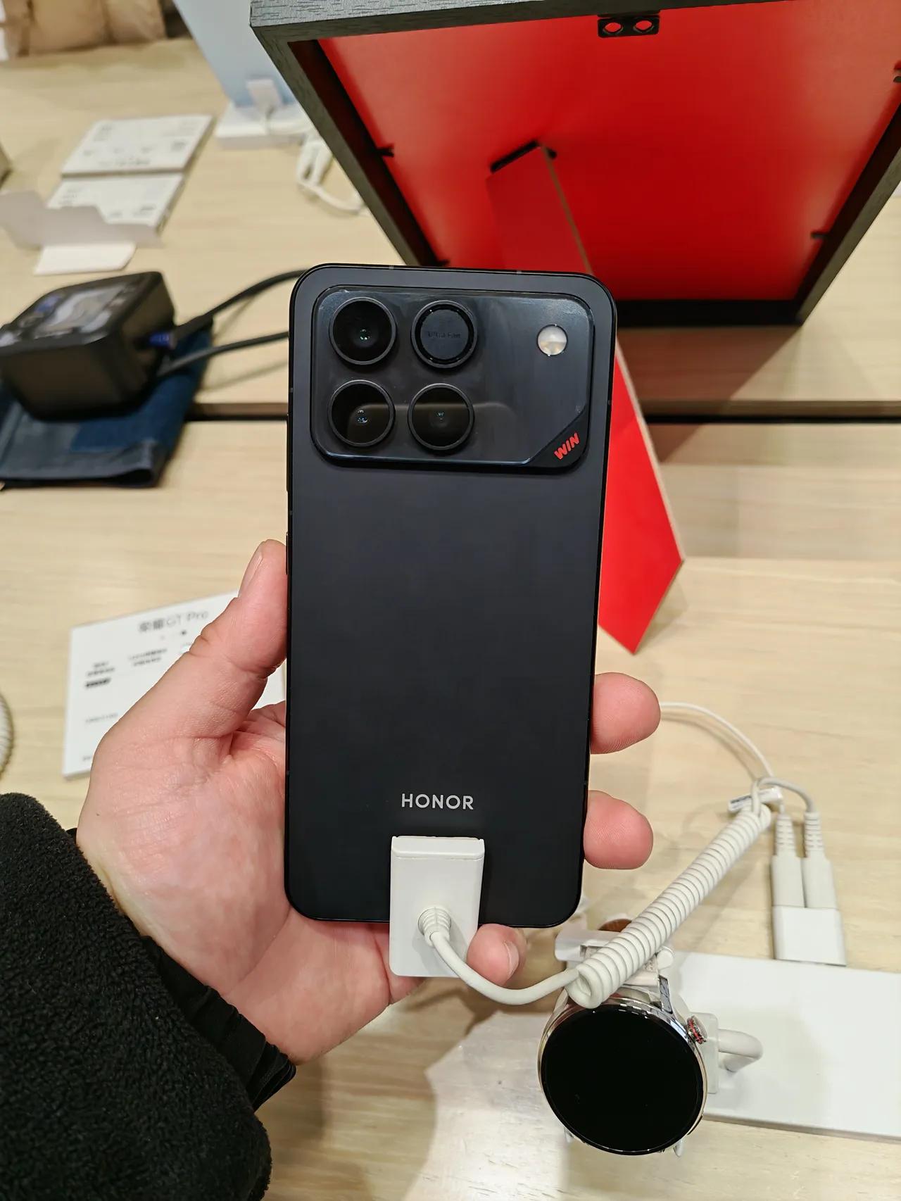 荣耀WIN真机上手体验。今天又特地去门店感受荣耀WIN真机，虽然二次去刷该机，