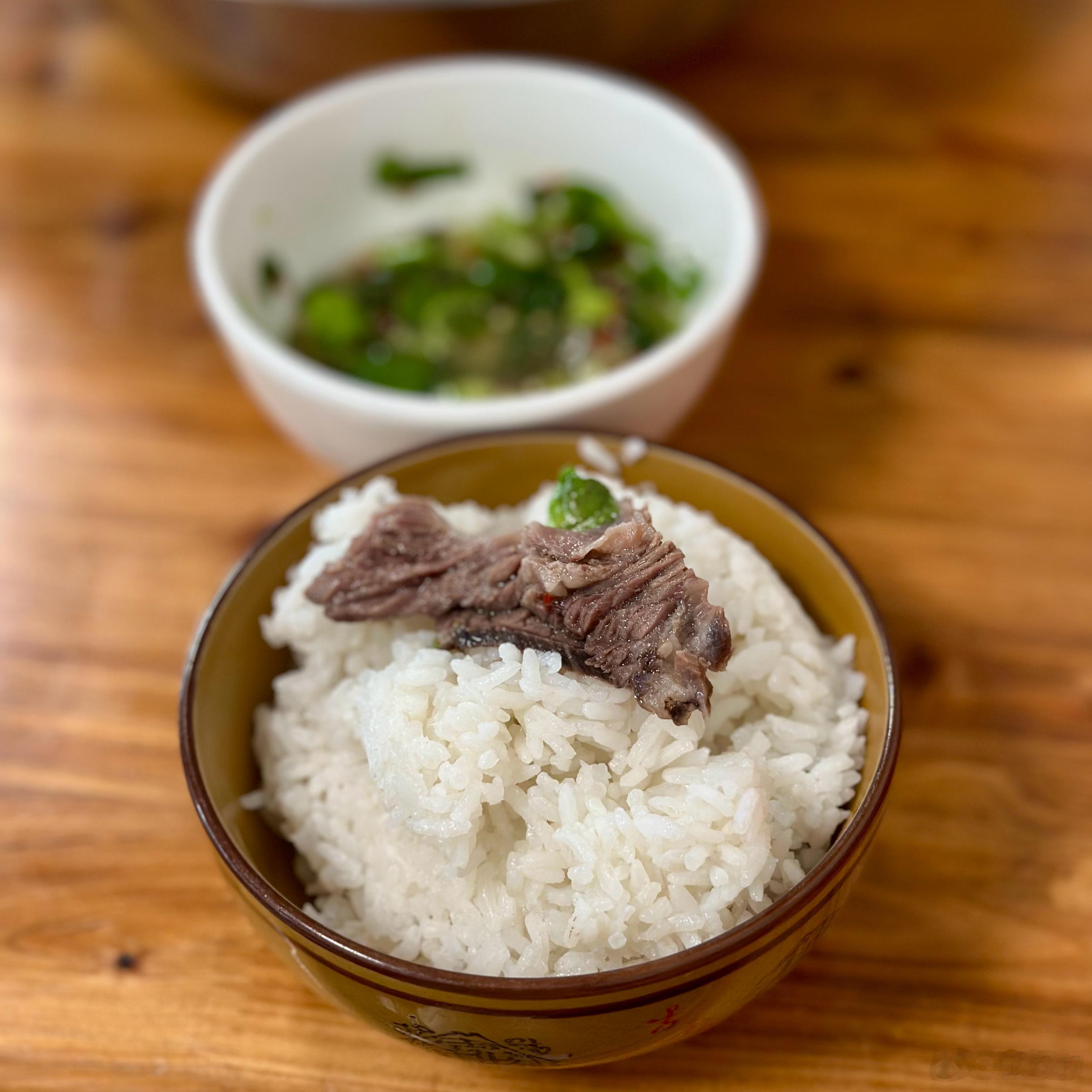 晚餐在安仁镇吃清汤牛肉，两个人吃点了一斤肉，85元。吃得还不错，是我喜欢的类型。
