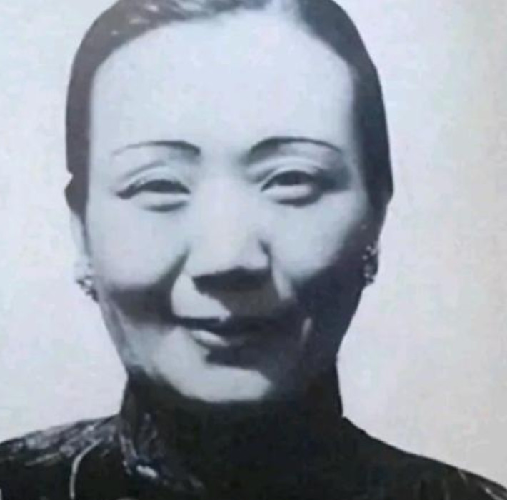1879年，浙江巡抚谭钟麟喝多了，看府上丫鬟李氏身材婀娜，一时兴起抱回房，事后竟