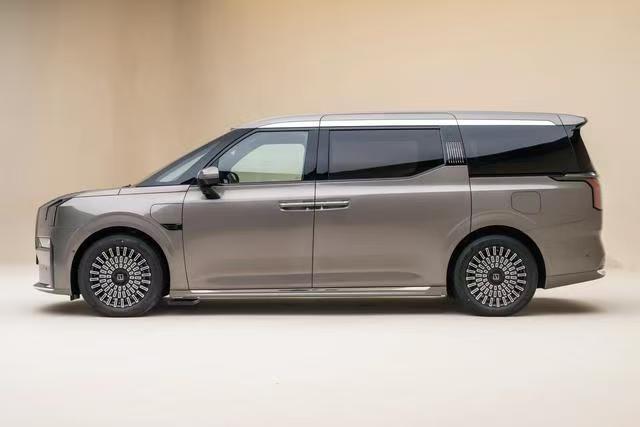 新款极氪009实车亮相，换900伏架构，芯片升级，二季度上市极氪009的新款车