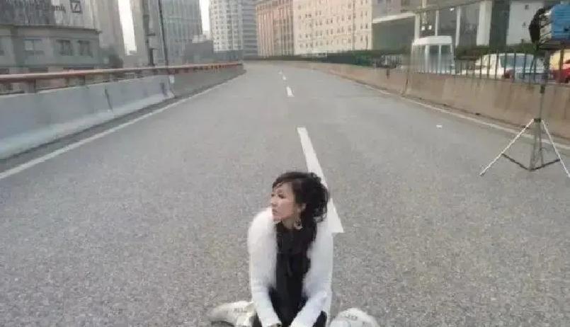 80万租3小时高架只为求婚当年关谷追婚车那场戏，剧组凌晨一点把延安路封了，