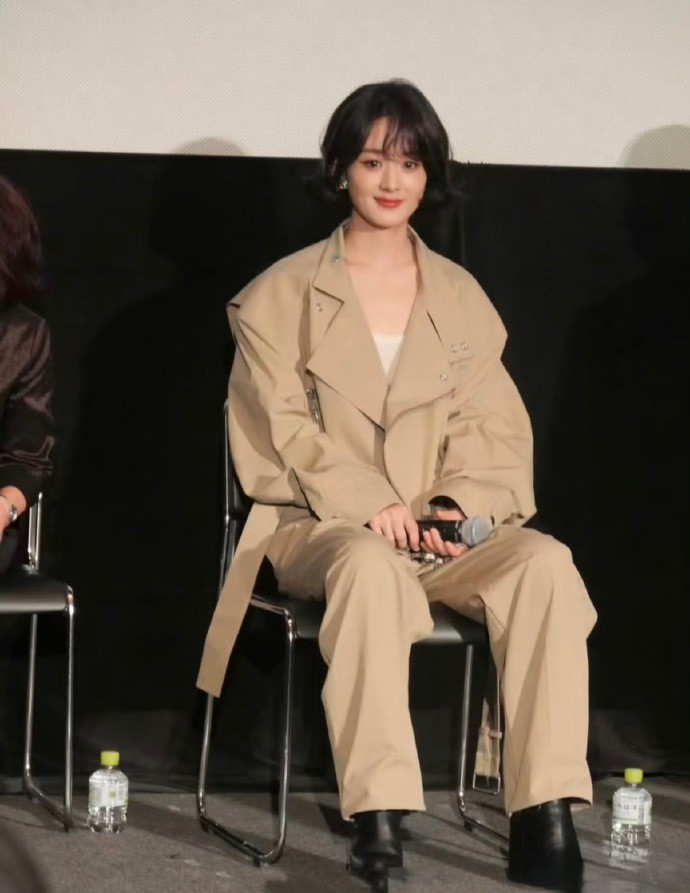 赵丽颖坐姿，第一次见女明星坐姿不是并拢双腿or跷二郎腿，看她叉着腿坐好爽