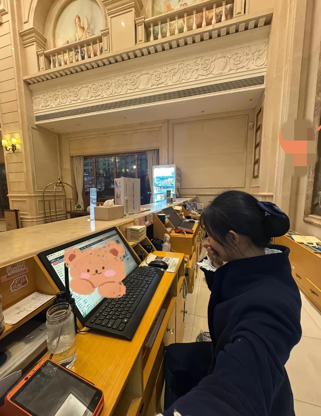 我在酒店前台做了3年，发现个怪现象：十对开房的，九对是男的单独登记，付完钱就先上