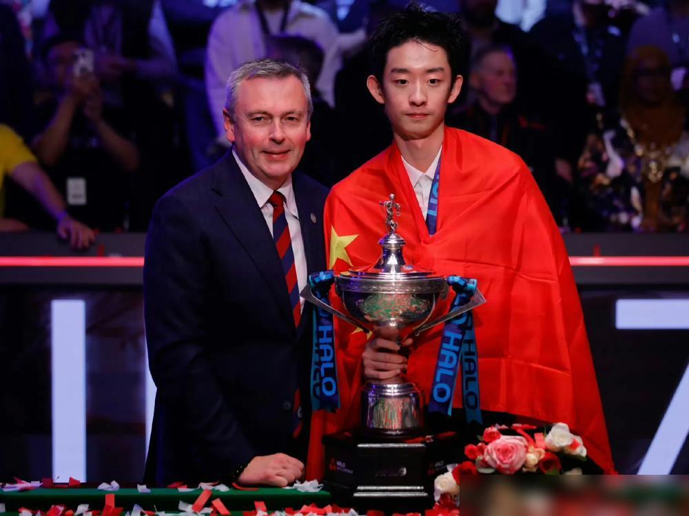中国00后刚夺冠，斯诺克教父就怒批：不可原谅！外媒更追着问：你为什么不笑？你