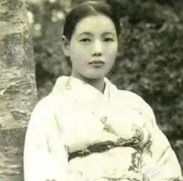 1978年，重庆江津白沙镇一名农妇正在喂猪，几辆轿车突然到访，来人告知她拥有数百