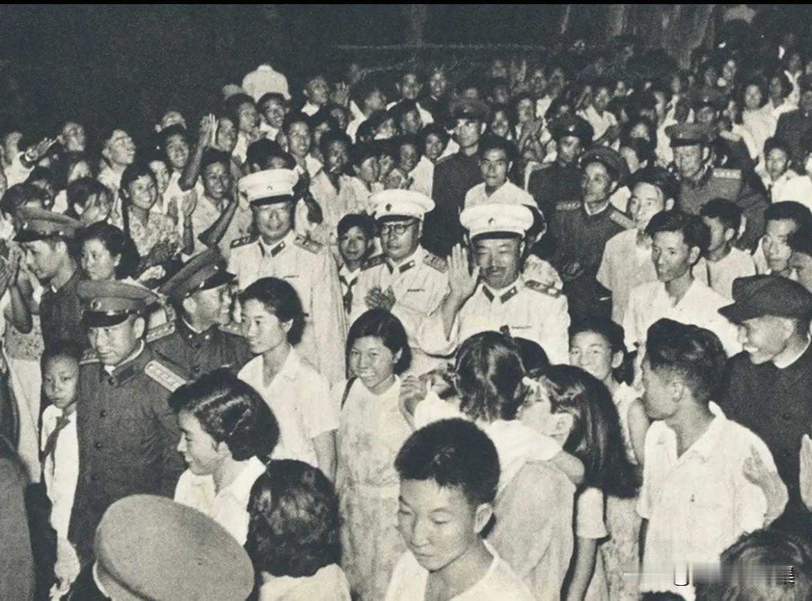 1955年9月27日，共和国首次授衔典礼结束后，国务院总理周恩来在中南海怀仁堂草