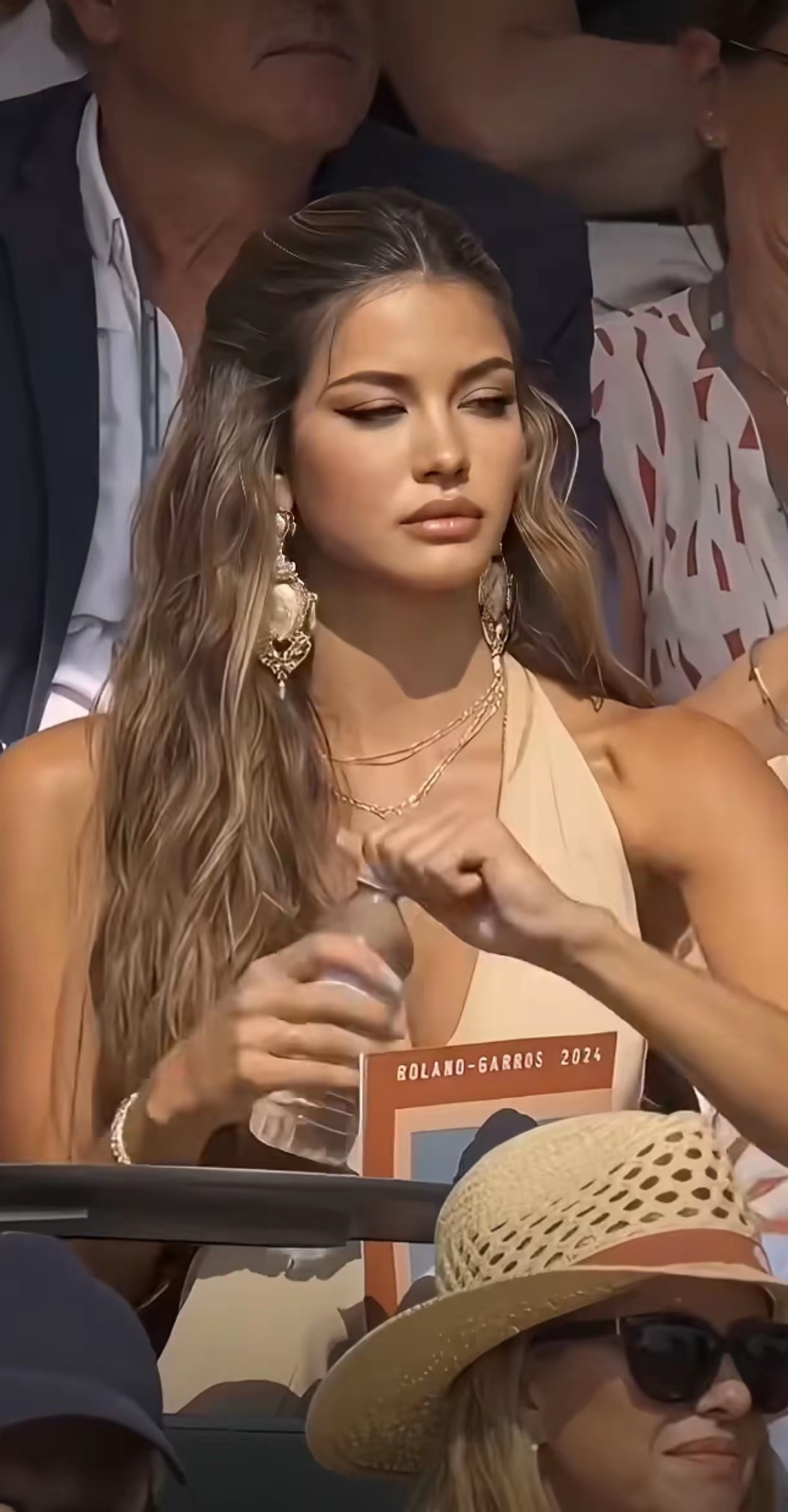世界杯只是男人的狂欢吗？看台上那些来自不同国家的美女球迷给了你答案！