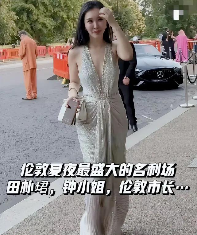 近日45岁田朴珺独自现身伦敦高端艺术派对，一身礼服气质出众，全程独自应酬从容大方