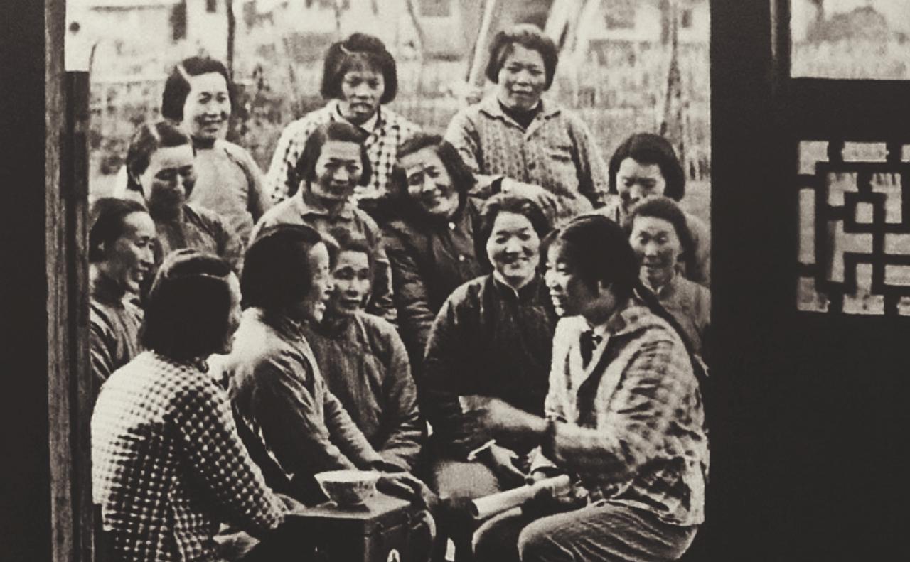 上世纪50年代，女红军何琼莲返回九龙老家探亲，受到父老乡亲的热烈欢迎。在欢迎人群
