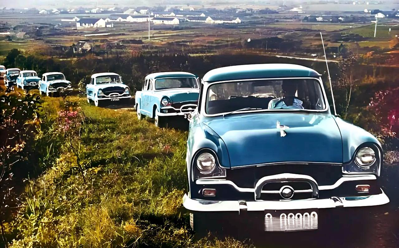 1961年，上海郊外的土路上，突然出现几十辆崭新的轿车。车队一路颠簸，伴随着发动