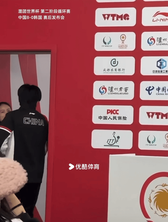 我真的笑的肚子痛主持人还没说完那句没了的话狗儿已经在门外了镜头根本跟不上他