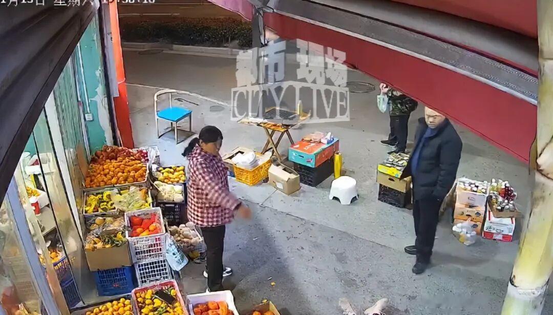 上海一90多岁老太，拿着几个西红柿到一水果店，说质量不好，非要退货退款，店员说：