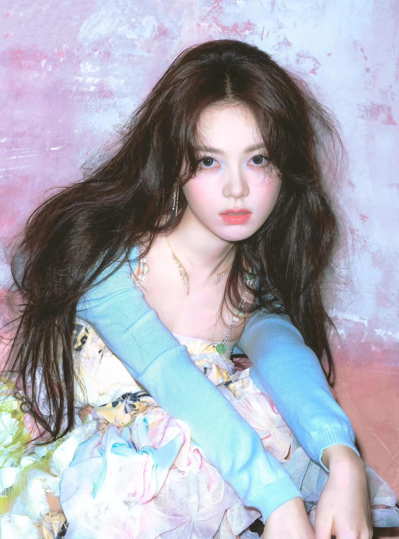 赵今麦这个造型美得像油画少女，鲜活且充满生命力这个色调简直绝了好适合夏天，在众