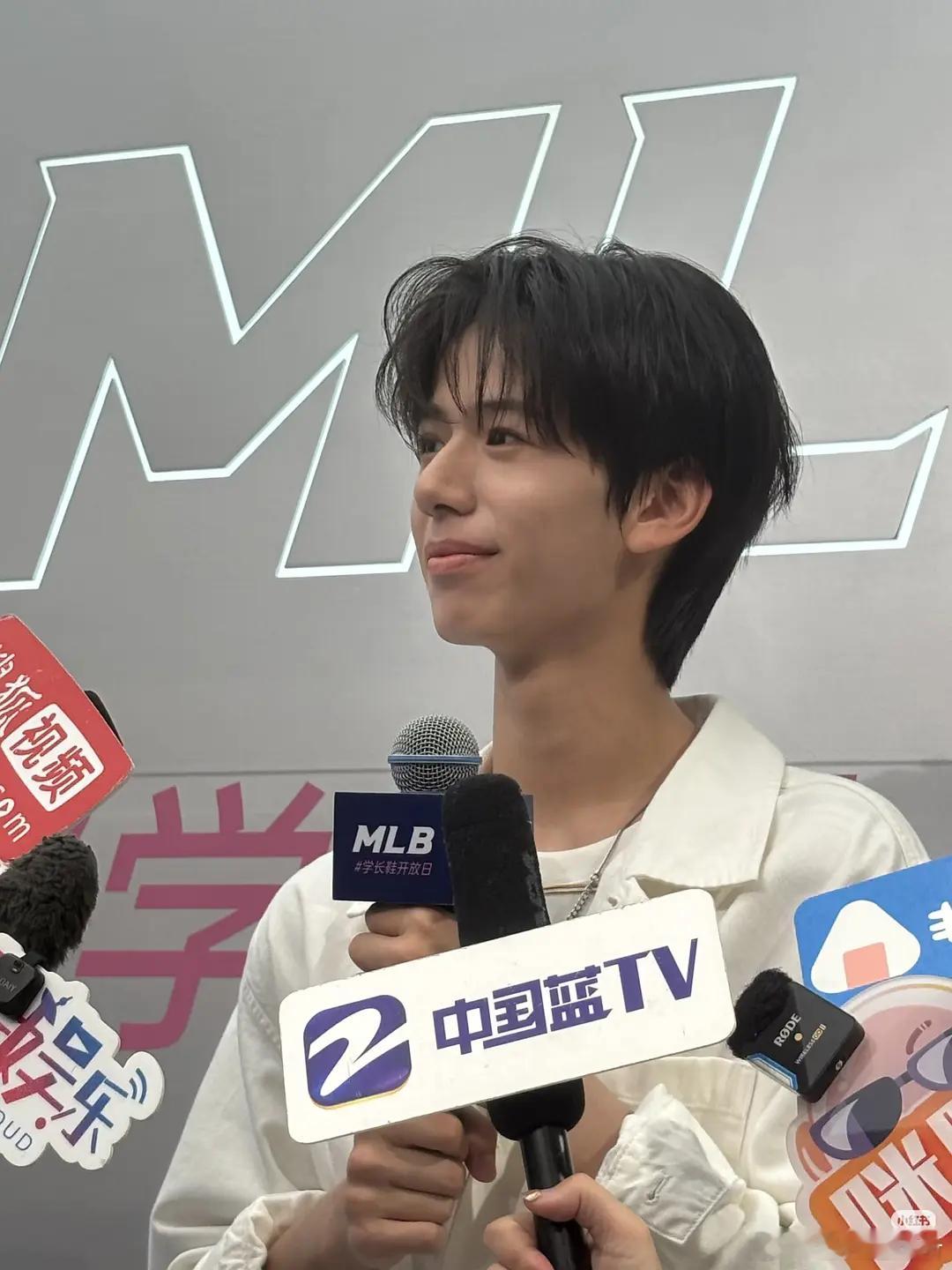 这个男孩是有什么过人的能力可以小牌大耍吗？