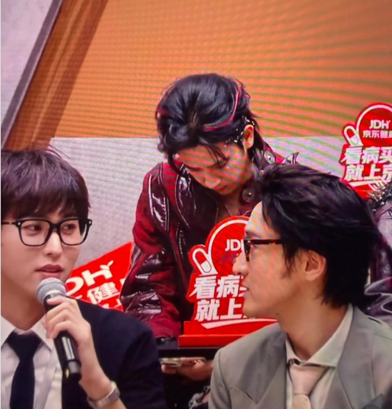 陈若轩在舞台上失误后，整个人像被抽空了。表演时走音的几个地方被评委和镜头完整记