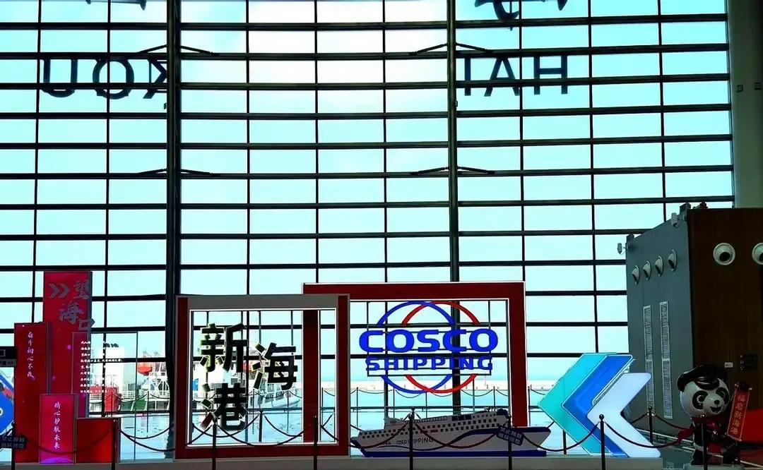 徐闻港和新海港都在喊“智慧过海”，现实却是两种画风。刷身份证直接登船在新海港