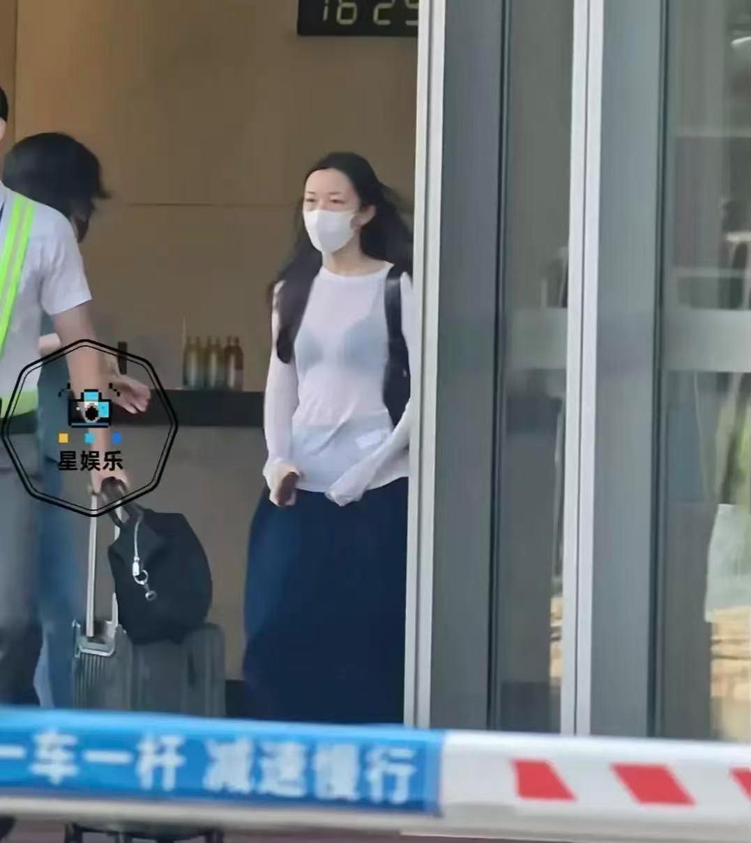 李嫣还是和小时候一模一样！见到爸爸李亚鹏就高兴，看见妈妈王菲就不说话。这是李嫣回