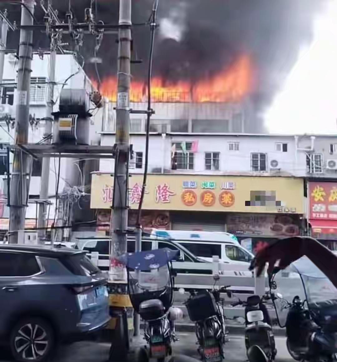 晋江造成这么多人伤亡，真是让人心痛万分，我有一点不明白，看视频燃烧了好几分钟