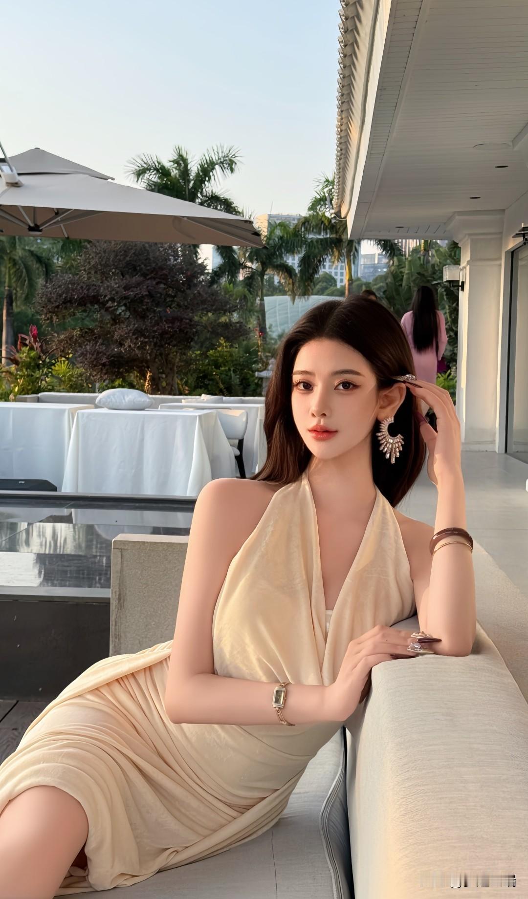 优雅度假风，浅黄色连衣裙搭配精致耳环，享受宁静的午后时光。