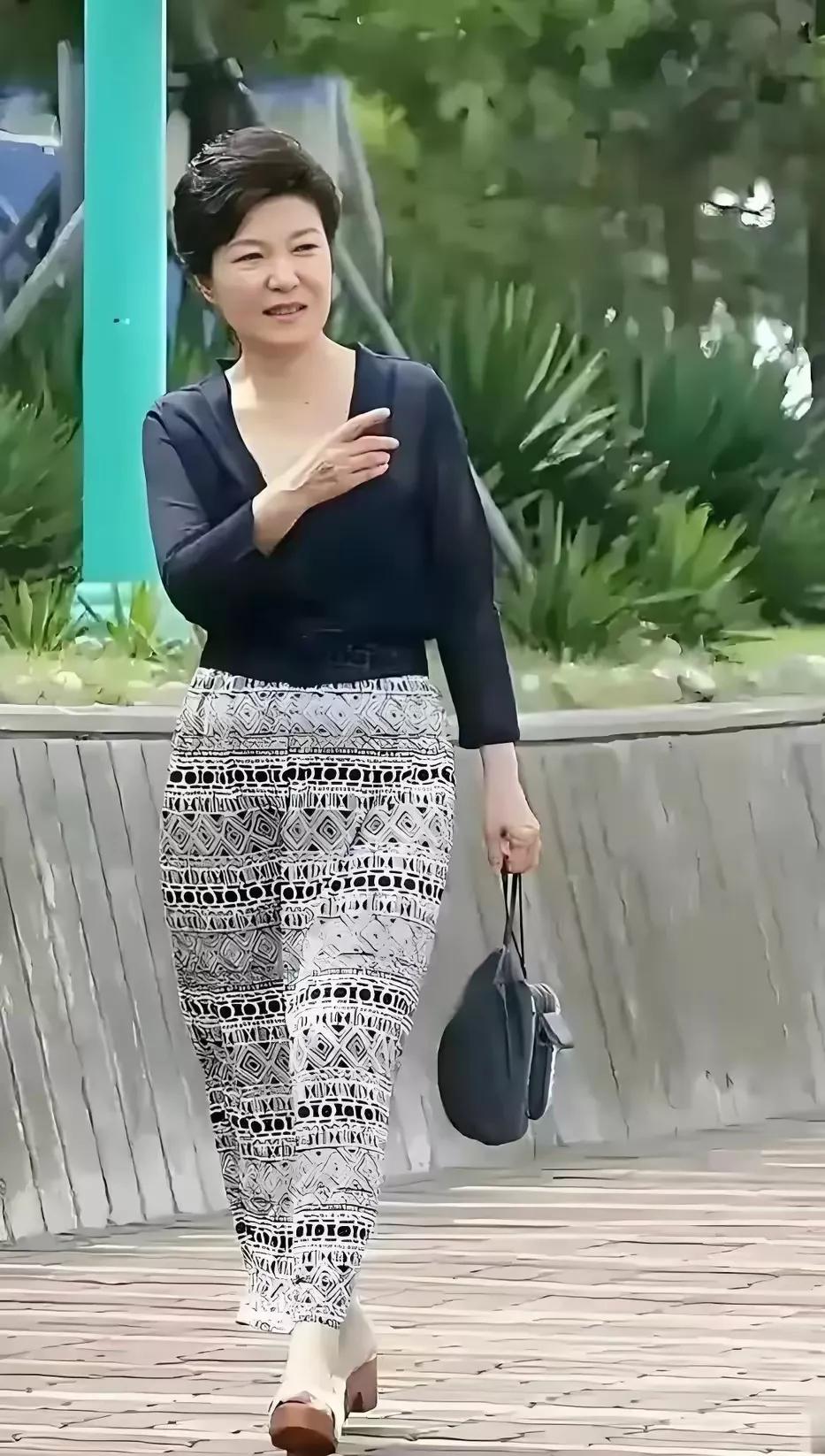 朴槿惠的五官并不精致，但是她却是一个优雅的女人，看着很顺眼，70多岁依旧看着优雅