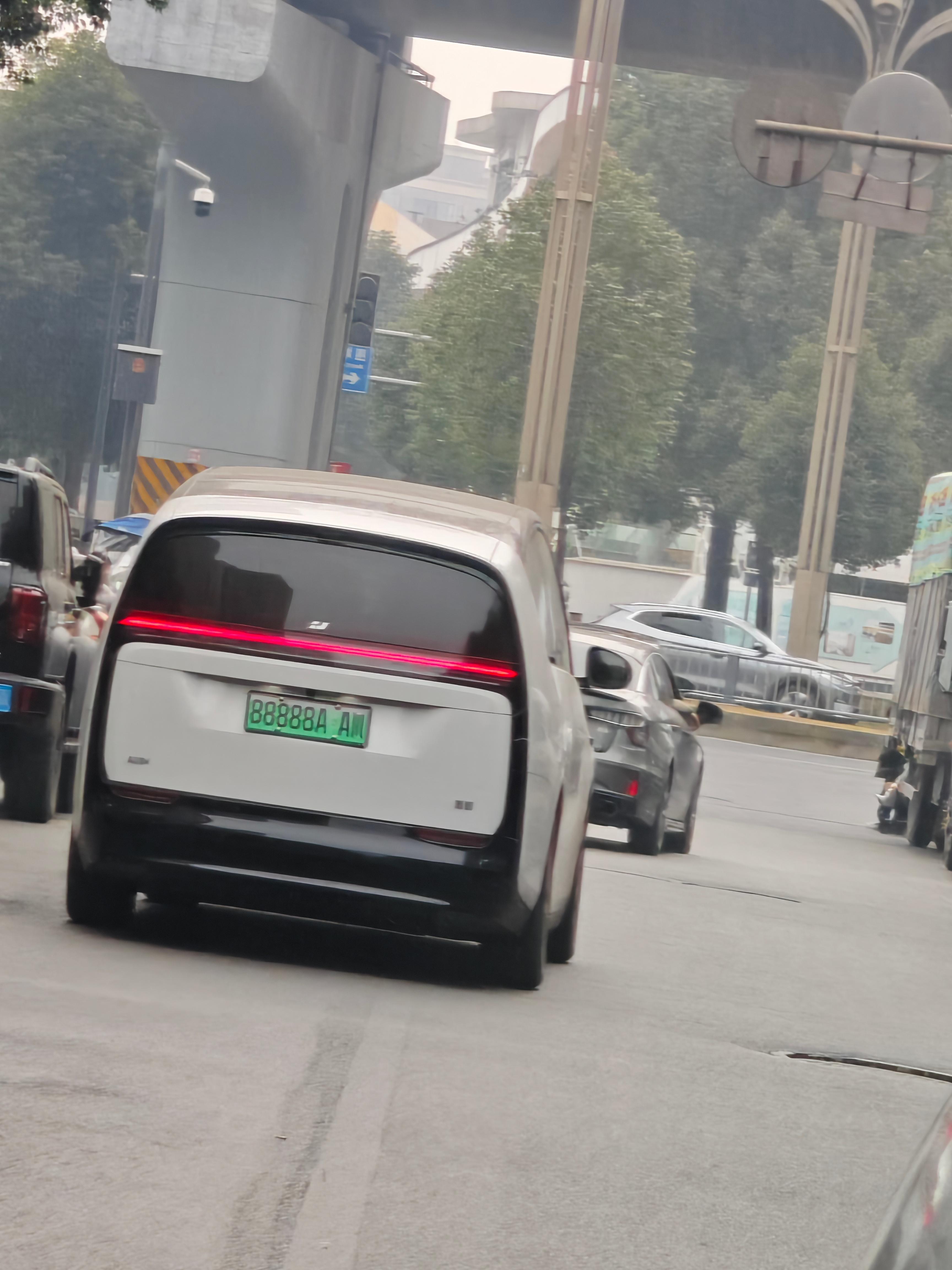 偶遇川A88888的理想MEGA，之前好像在网上看过，今天看到本尊了，这肯定是大