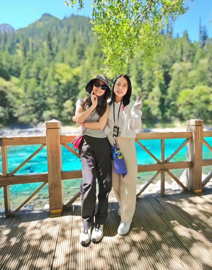 50岁林心如现身九寨沟旅游，她看起来瘦了好多，素颜皮肤很好，整个人很显年轻，完全