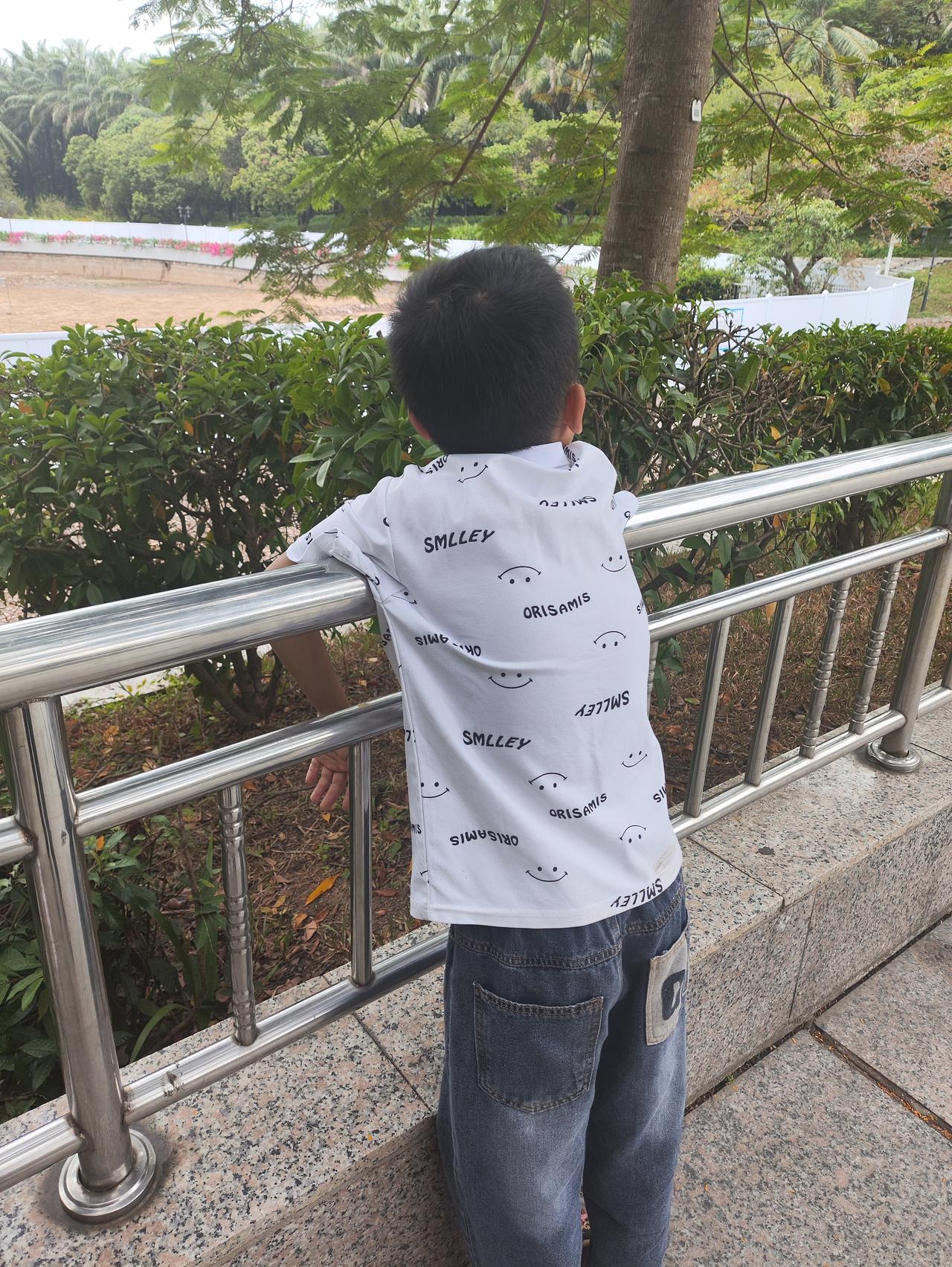 走，带你去吃东西，走，带你去玩，来，给我打瓶酱油。这样一边埋怨孩子不专心，