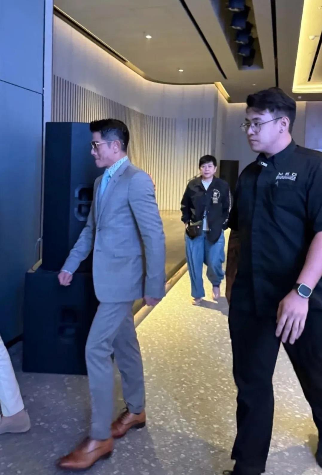 果然，天王跟西装是绝配！60岁的郭富城现身马来西亚出席活动，戴着茶色墨镜，一身