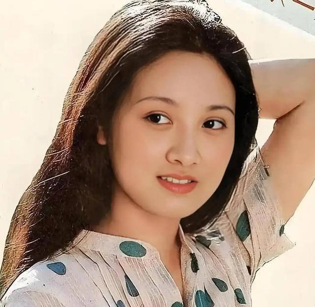 87版红楼梦王熙凤选角神反转！原本属意乐韵和周月都跑了，才轮到小个子邓婕。剧组嫌