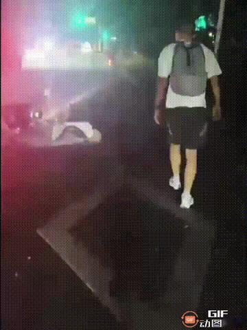 四川成都一处街头，一位老人夜晚骑电动车不慎摔倒，但周围的路人发现后，都不敢上前帮