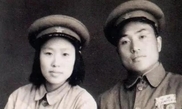 1942年，侦察股长凌少农，私下向日本人购买布料，对方说：“你看起来像军人？”凌