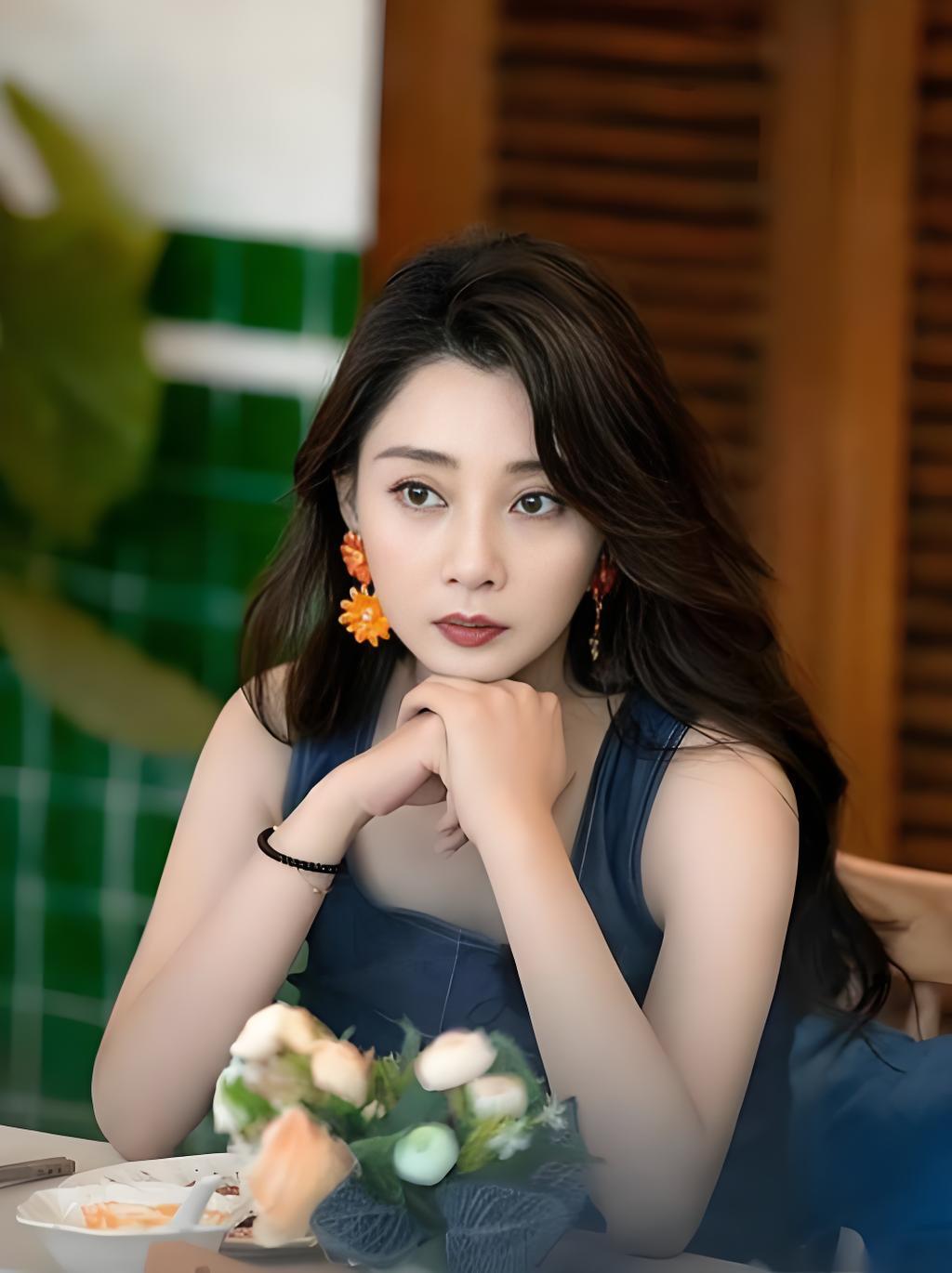 你可曾想过，一个女人经历了婚姻破碎、情路坎坷，为何还能活得越来越通透？看看殷