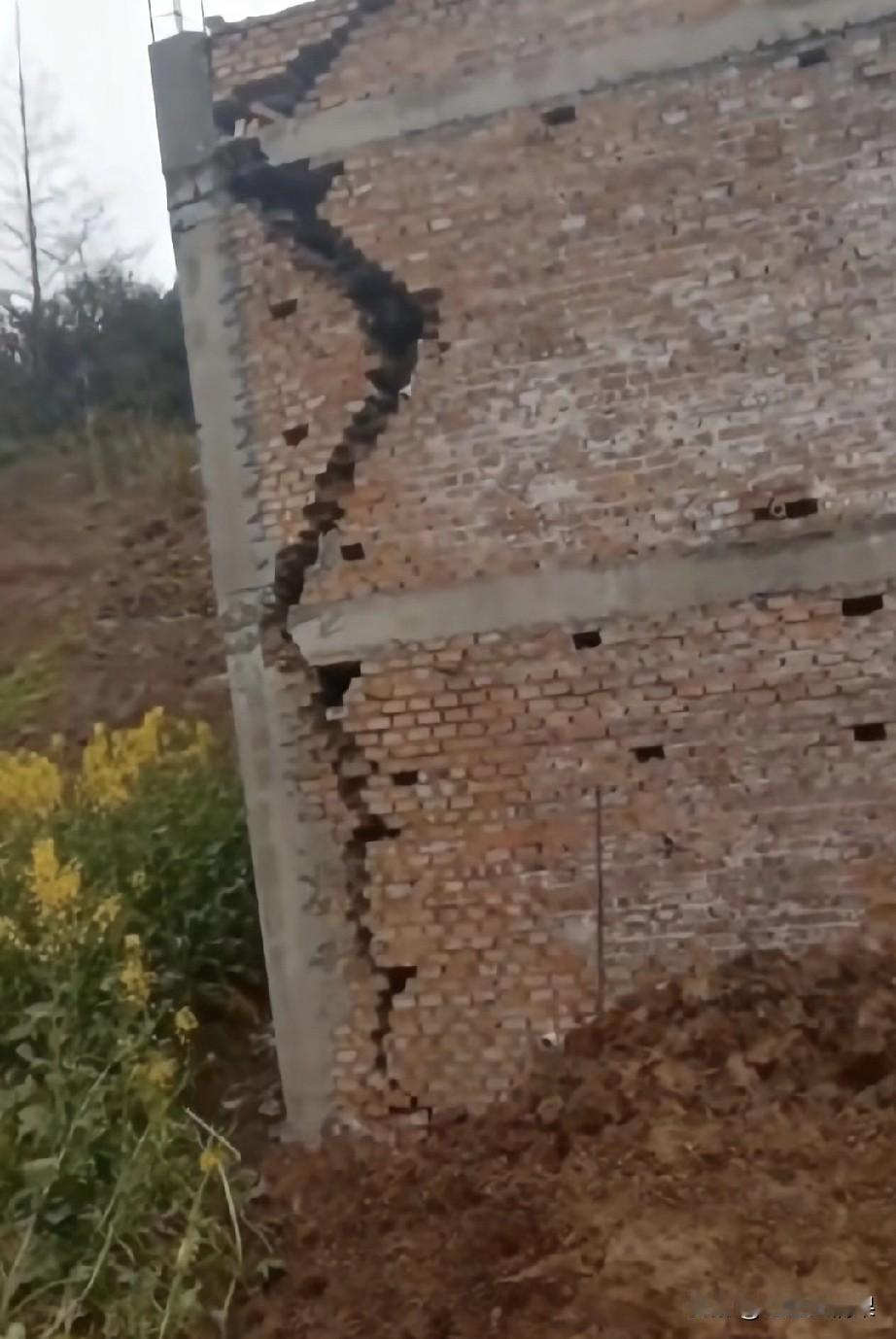 大家看看，这栋新建的房子还有救吗？墙体已经成这样了，房主直接哭晕。帮忙分析一下