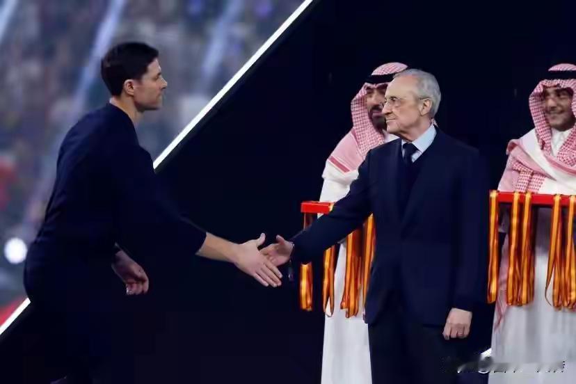 天啊！皇马老佛爷动作真快！皇马官方：与阿隆索协商达成一致，