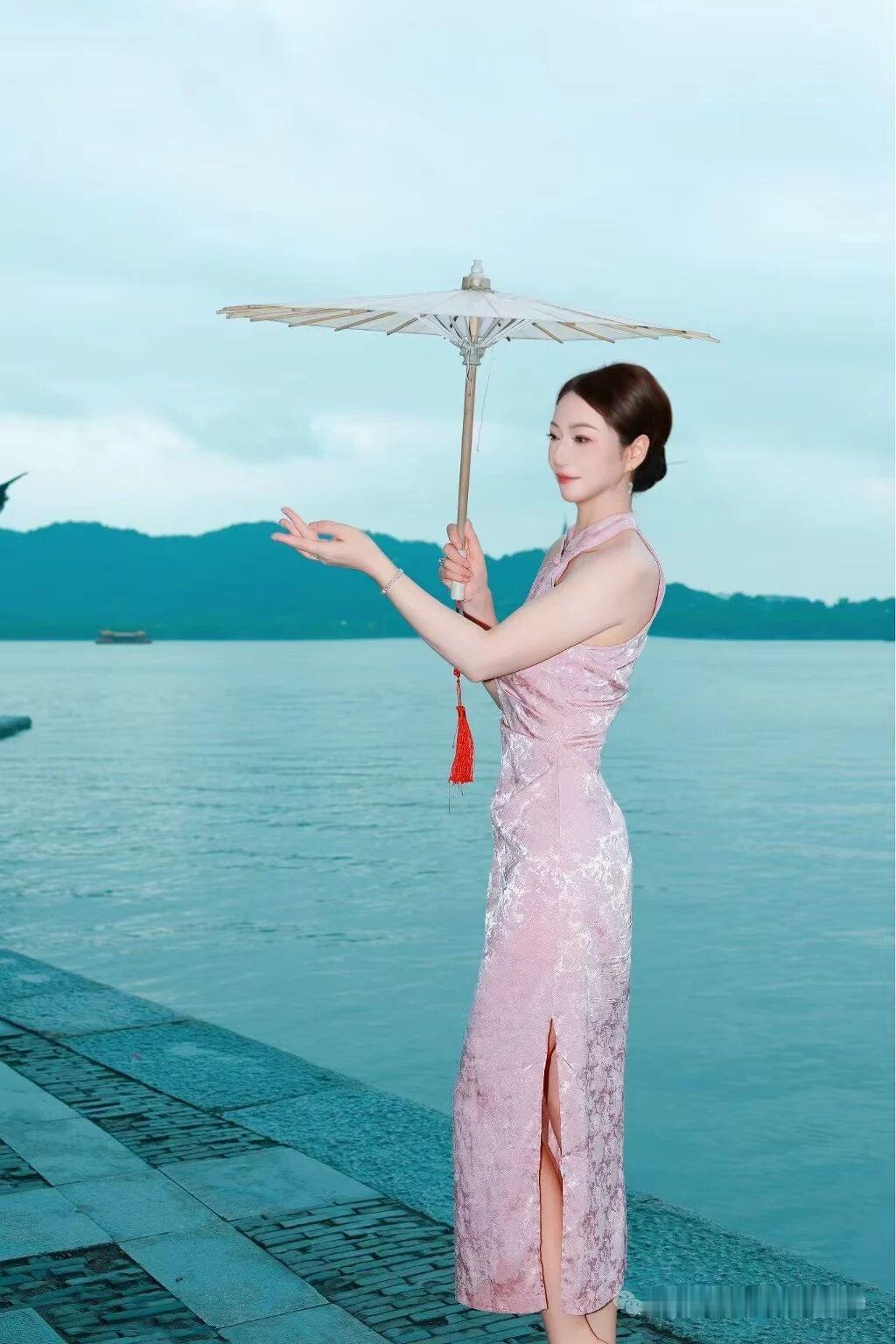 普通美女拍照能有多好看?湖畔轻纱舞，伞下美人行。