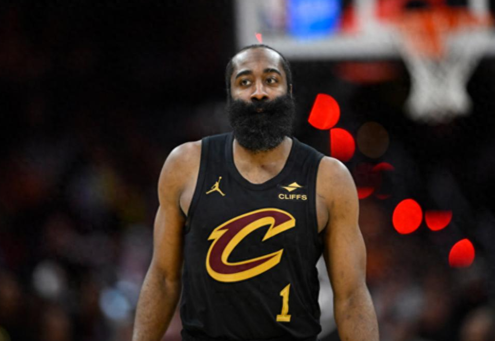 骑士到底该如何续约哈登？据《ThirdApron》报道，骑士可向哈登开出为期2