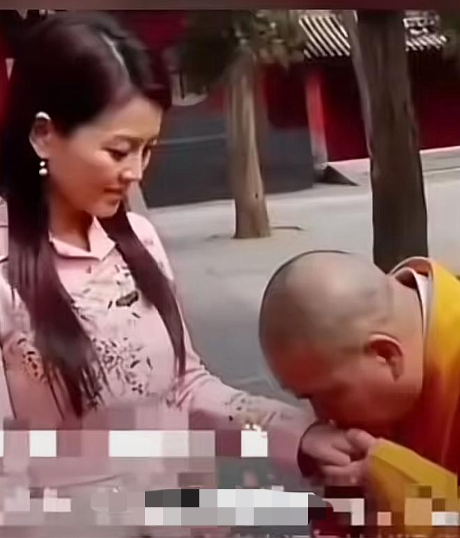 释永信给名媛的吻手礼合适吗？这是一幅2008年释永信给国内一位名媛的吻手大礼节