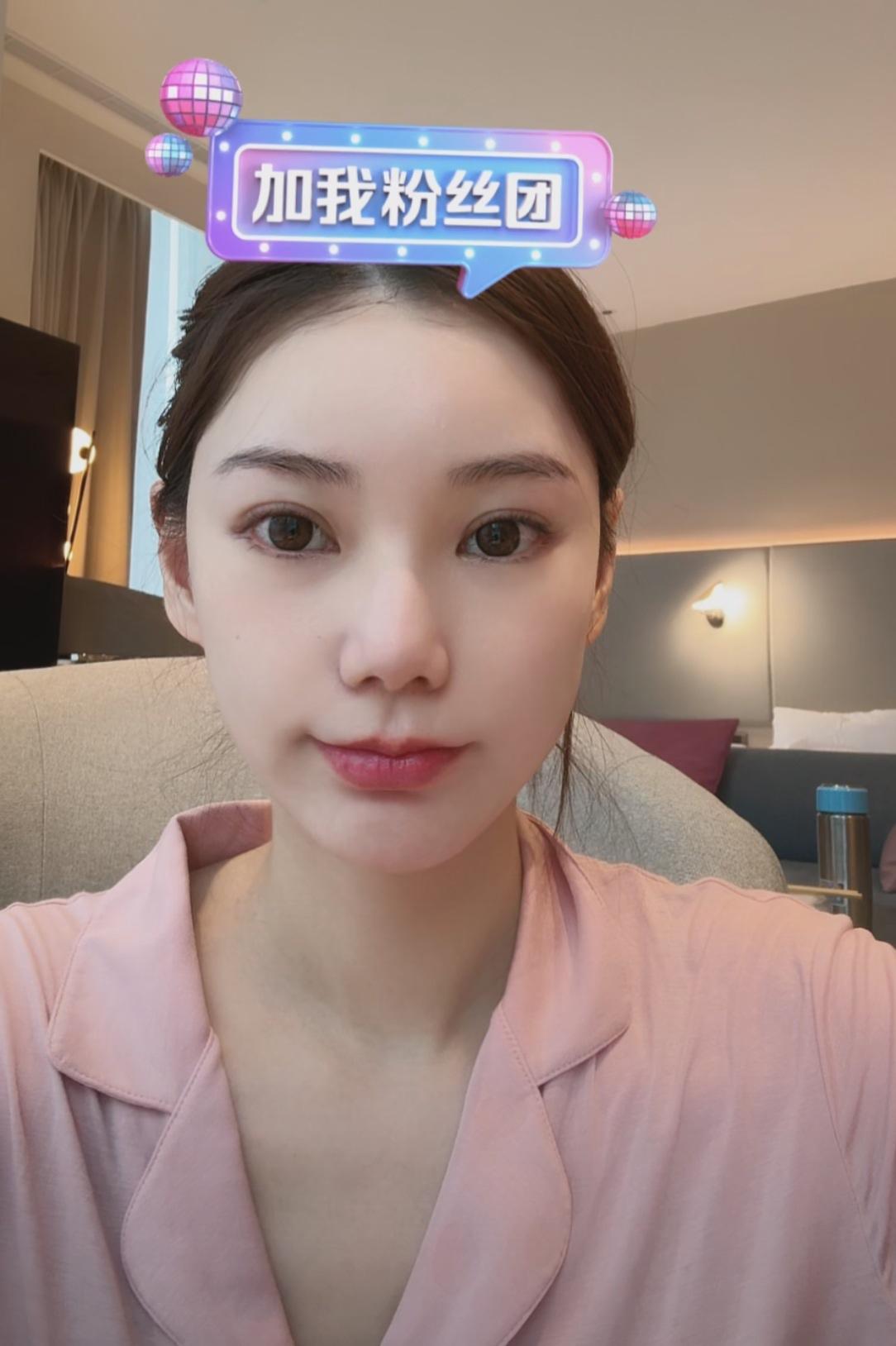 马筱梅生完宝宝第十三天终于忍不住开始直播了，看着状态还不错。她表示自己因为刚生产