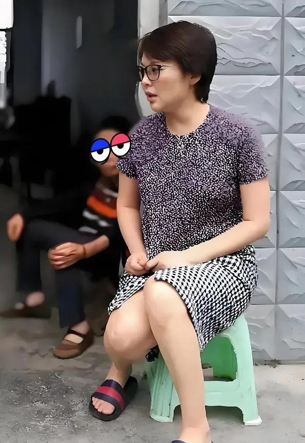 著名演员袁立回农村老家不顾“形象”，一身“睡裙+拖鞋”的穿搭太接地气了，不得不说