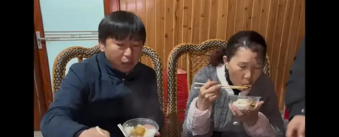 张万祥把“牛儿山首富”的帽子戴了三年，靠拍土味炫富段子卖茶叶，赚得盆满钵满。去