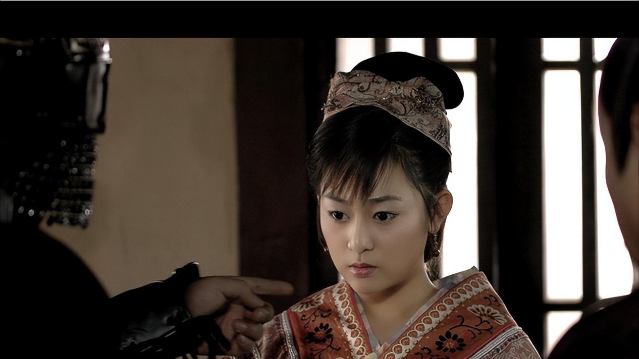 西汉文帝时，名医淳于意被判肉刑。官兵过来抓捕时，五个女儿追在身后哭泣：“父亲，不