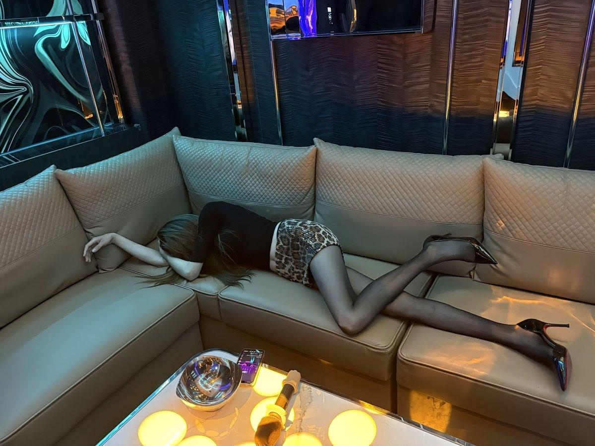 根据沙发的长度，测算该女生的身高。KTV的沙发一般长度跨度为70-80cm，取