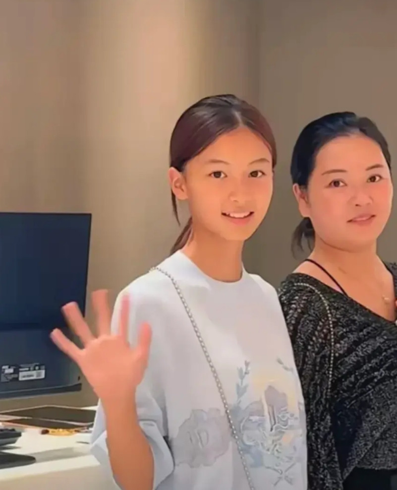 果真是人怕出名猪怕壮，女孩七七刚走红网络，一大群喷子就来了，有的说这颜值很