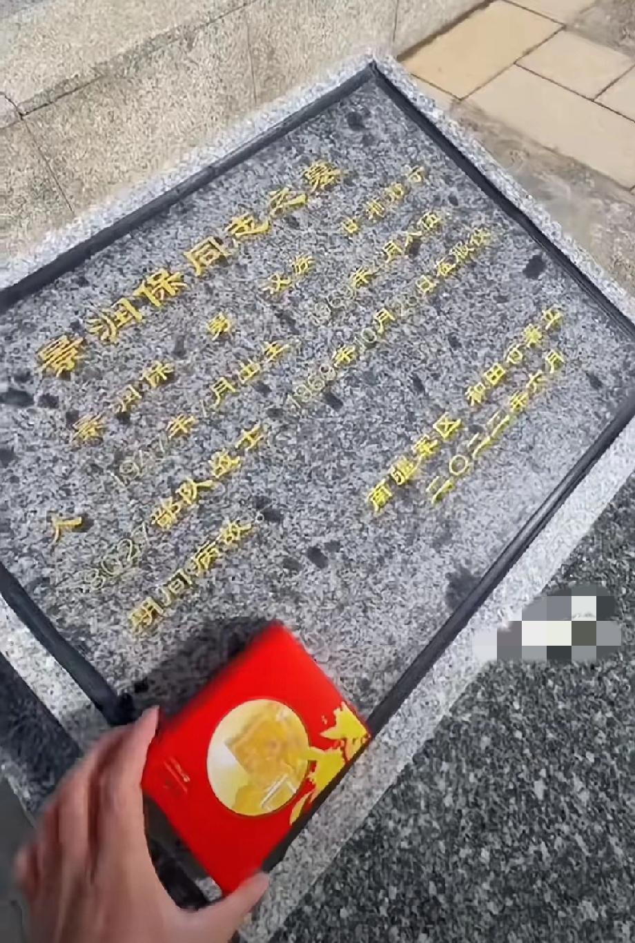 董宇辉的月饼，真的完成了一场跨越山河的爱的接力！刷到网友发的视频时，我瞬间红了眼