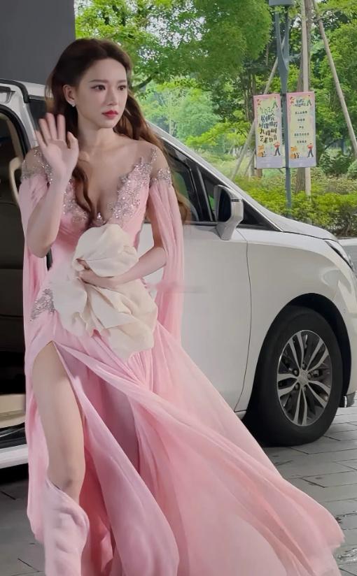 程潇可是大美女啊，红毯上跟芭比似的，白到发光，漫画腿，腰臀比绝了——结果采访里自